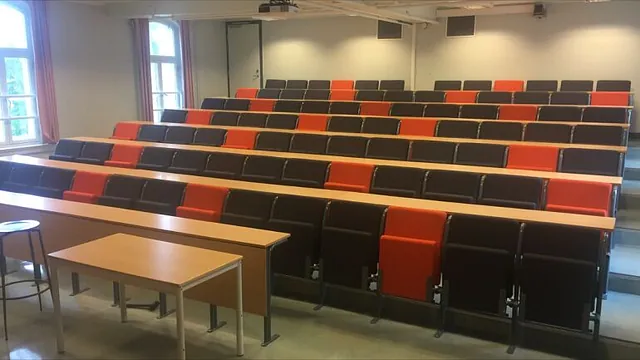 Sal med sorte og røde stoler