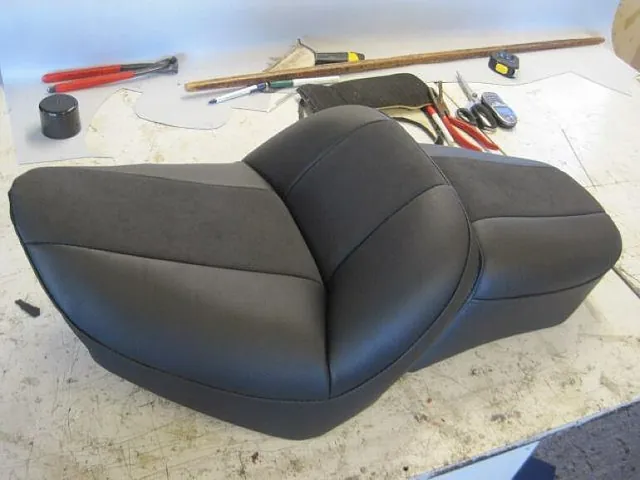 Nytt trekk på sort sete til motorsykkel