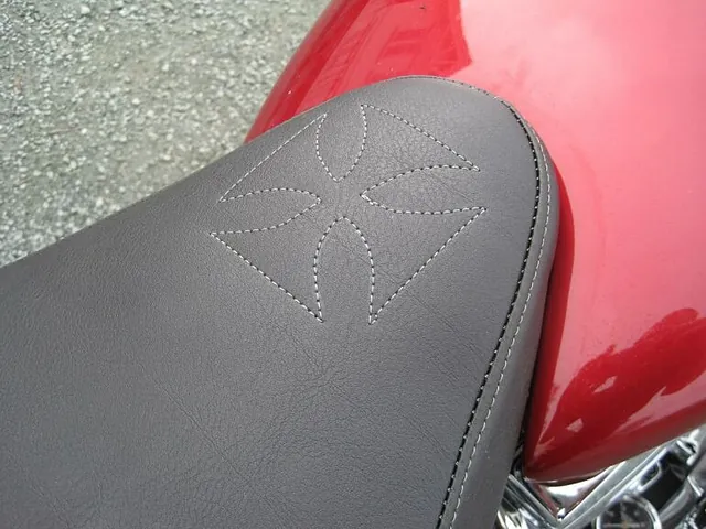 Nytt setetrekk på motorsykkel med brodering