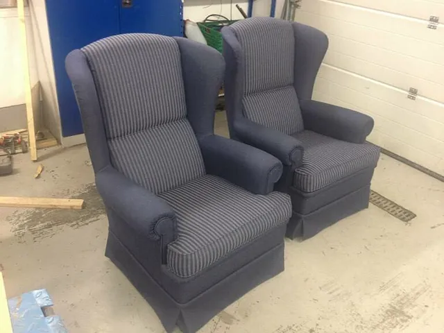 To gråblå stoler med nytt trekk