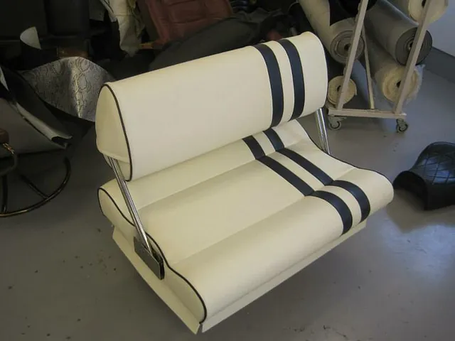 Båtsete i hvitt og blått med nytt trekk