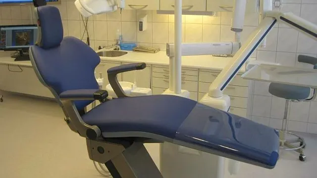 Blå tannlegestol med nytt trekk