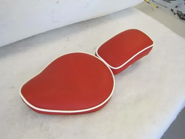 Nytt trekk på rødt motorsykkelsete