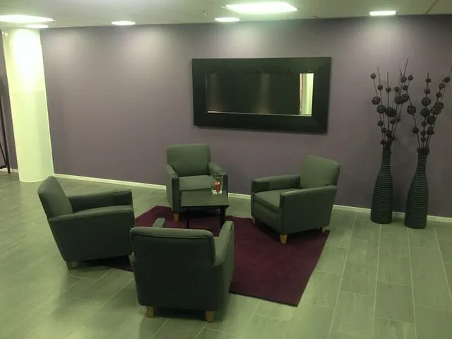 Fire grønne stoler med nytt trekk