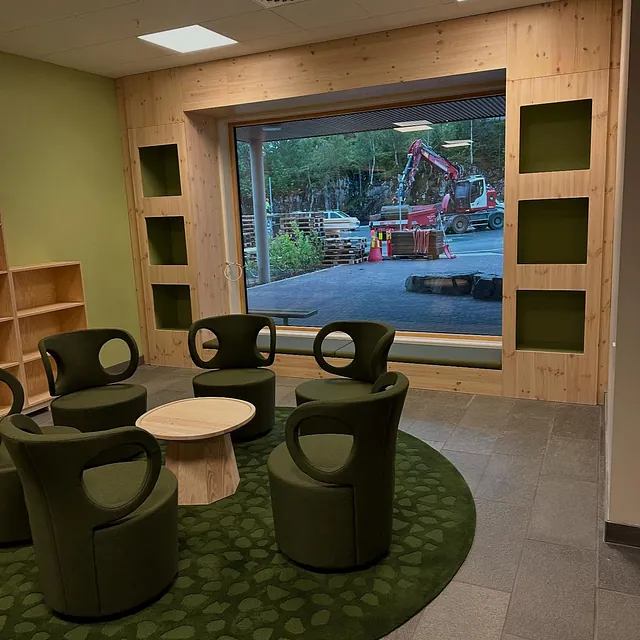 Grønne stoler i lyst rom