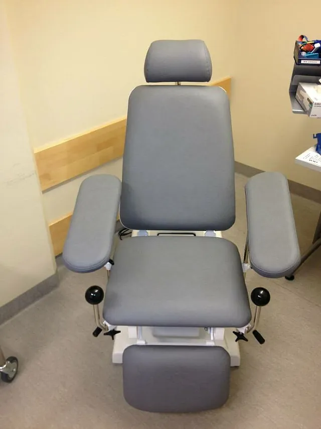 Grå tannlegestol med nytt trekk