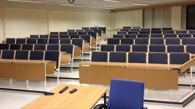 Sal med blå stoler og lyse vegger