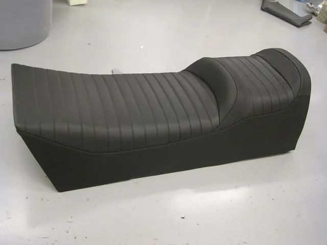 Motorsykkelsete med nytt sort trekk