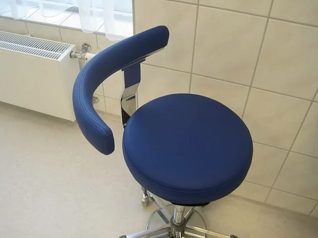 Blå stol med nytt trekk